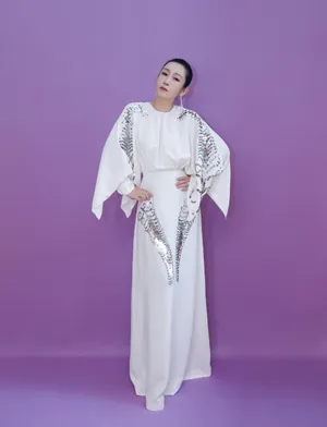 秦海璐白色羊角鱼鳞裙性感图片