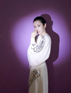 秦海璐白色羊角鱼鳞裙性感图片_2