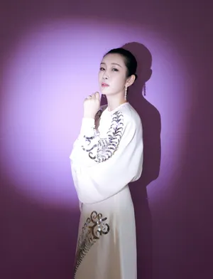 秦海璐白色羊角鱼鳞裙性感图片_3
