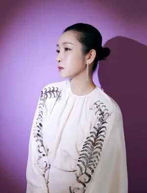 秦海璐白色羊角鱼鳞裙性感图片_5