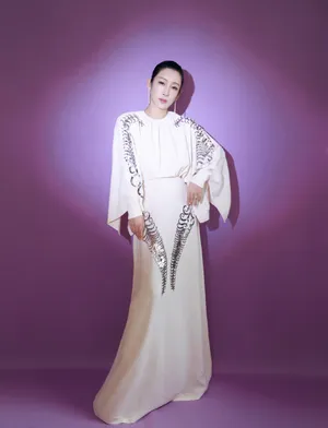 秦海璐白色羊角鱼鳞裙性感图片_6