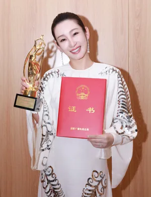 秦海璐白色羊角鱼鳞裙性感图片_8