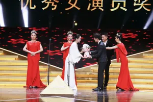 秦海璐白色羊角鱼鳞裙性感图片_11