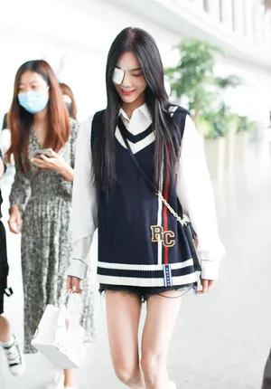 曾可妮学院风毛衣美腿修长机场照图片