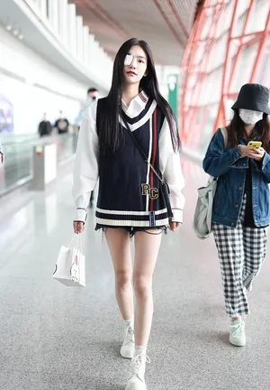 曾可妮学院风毛衣美腿修长机场照图片_3