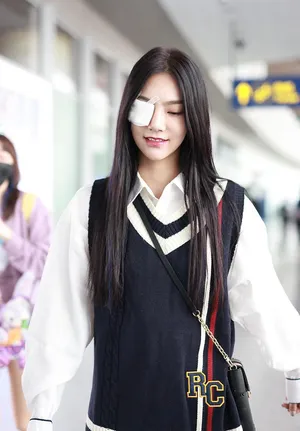 曾可妮学院风毛衣美腿修长机场照图片_4