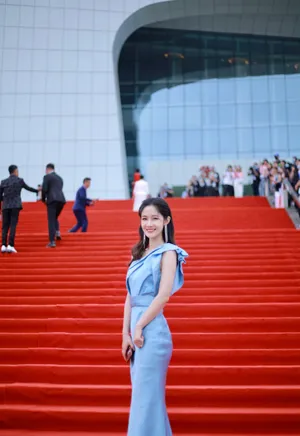梁田斜肩蓝裙性感写真图片_1