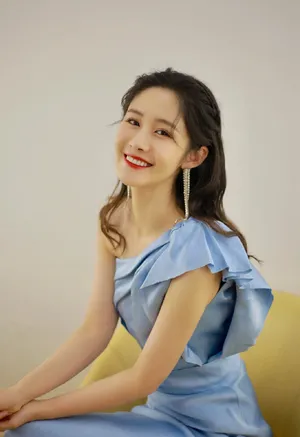 梁田斜肩蓝裙性感写真图片_4