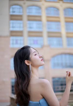 梁田斜肩蓝裙性感写真图片_7