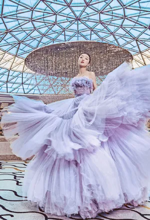 周冬雨紫色露背蓬蓬裙性感图片写真_1