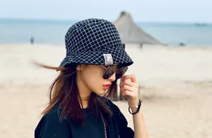 杜雨宸渔夫帽甜美旅拍图片_1