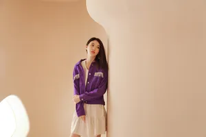 杜雨宸紫色外套性感写真图片