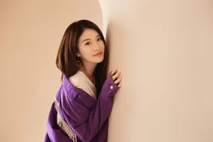 杜雨宸紫色外套性感写真图片