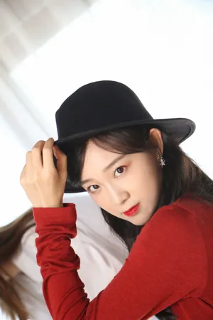 李子璇性感红唇甜美写真图片_1