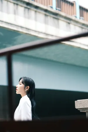 阚清子白色西装性感写真图片_1