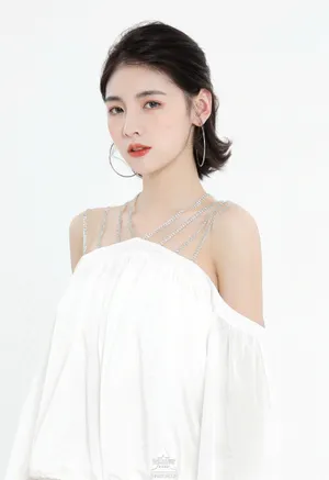 赵粤吊带白裙性感写真图片