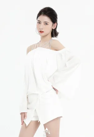 赵粤吊带白裙性感写真图片