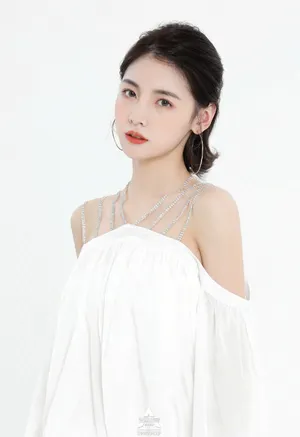 赵粤吊带白裙性感写真图片_2