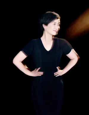 邓婕黑色V领裙短发精神干练写真图片_1