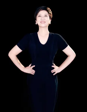 邓婕黑色V领裙短发精神干练写真图片_2