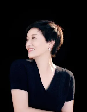 邓婕黑色V领裙短发精神干练写真图片_3