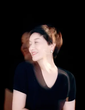 邓婕黑色V领裙短发精神干练写真图片_4