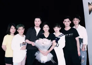 邓婕黑色V领裙短发精神干练写真图片_5