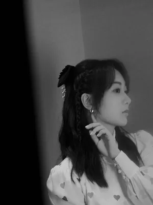 杨紫深浅爱心缀饰长裙写真图片