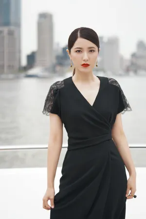 曾黎黑裙红唇性感写真图片_2