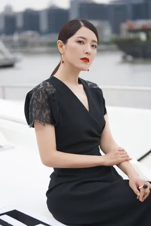 曾黎黑裙红唇性感写真图片_3