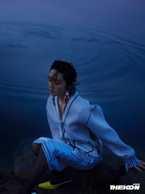 唐艺昕湖畔湿发大片性感写真_2