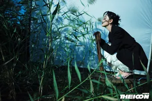 唐艺昕湖畔湿发大片性感写真_5