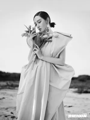唐艺昕湖畔湿发大片性感写真_6