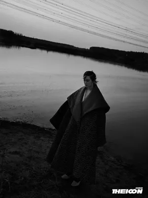 唐艺昕湖畔湿发大片性感写真_7