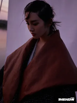 唐艺昕湖畔湿发大片性感写真_10
