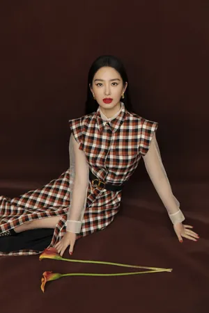 杨采钰格纹裙性感写真图片_1