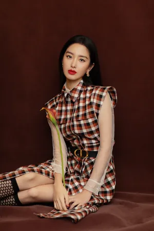 杨采钰格纹裙性感写真图片_2