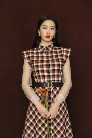杨采钰格纹裙性感写真图片_8