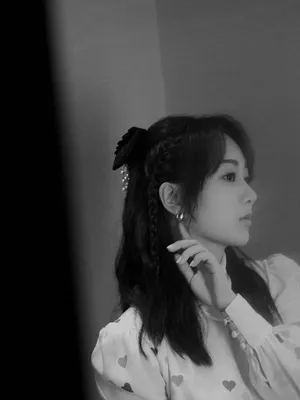 杨紫蝴蝶结爱心长裙少女感十足美照图片