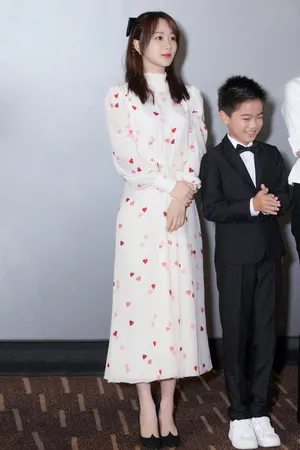 杨紫蝴蝶结爱心长裙少女感十足美照图片