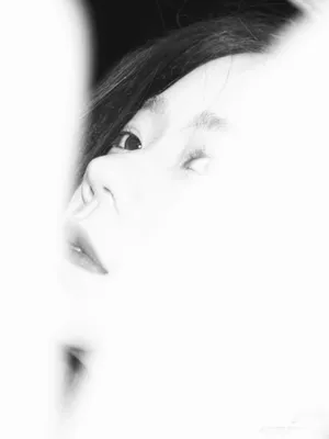 张紫宁黑白风格精致妆容美艳自拍图片