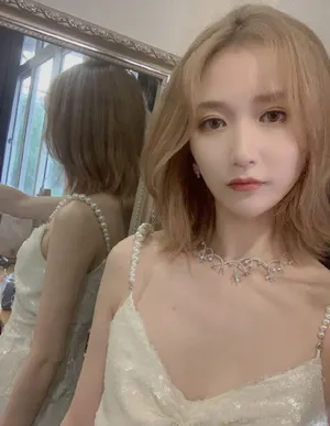 SNH48-吴哲晗公主皇冠长裙魅力动人自拍图片_2