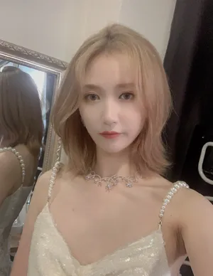SNH48-吴哲晗公主皇冠长裙魅力动人自拍图片_3