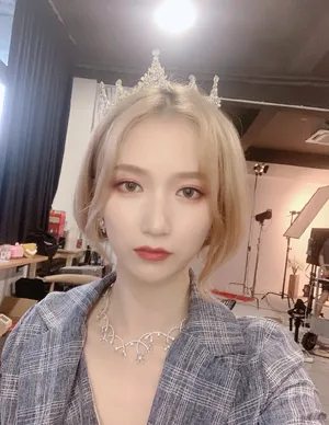 SNH48-吴哲晗公主皇冠长裙魅力动人自拍图片_4