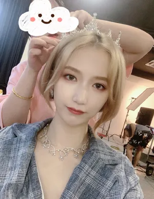 SNH48-吴哲晗公主皇冠长裙魅力动人自拍图片_5