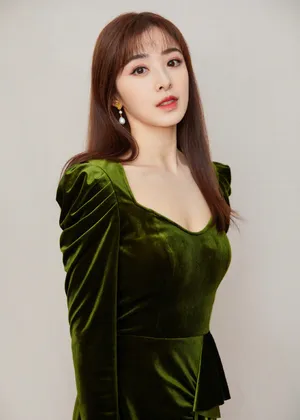 张含韵复古风绿丝绒长裙性感美艳写真图片_2