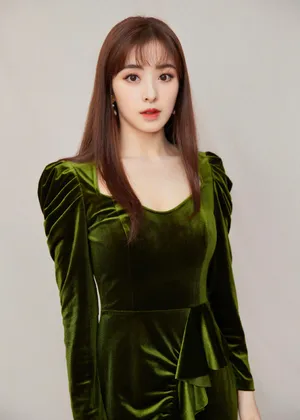 张含韵复古风绿丝绒长裙性感美艳写真图片_3