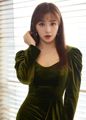 张含韵复古风绿丝绒长裙性感美艳写真图片_4