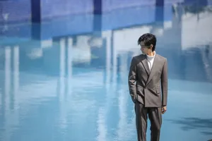 郑云龙灰色西装套装时尚帅气写真图片_4