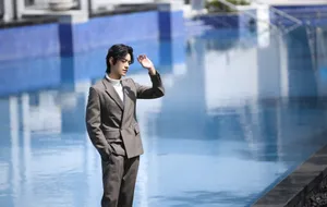 郑云龙灰色西装套装时尚帅气写真图片_5